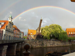 Ansicht der historischen Altstadt Lüneburg mit Regenbogen über dem alten Kran