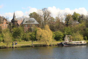 Ansicht auf die Holzkirche in Geesthacht von der Elbe aus gesehen