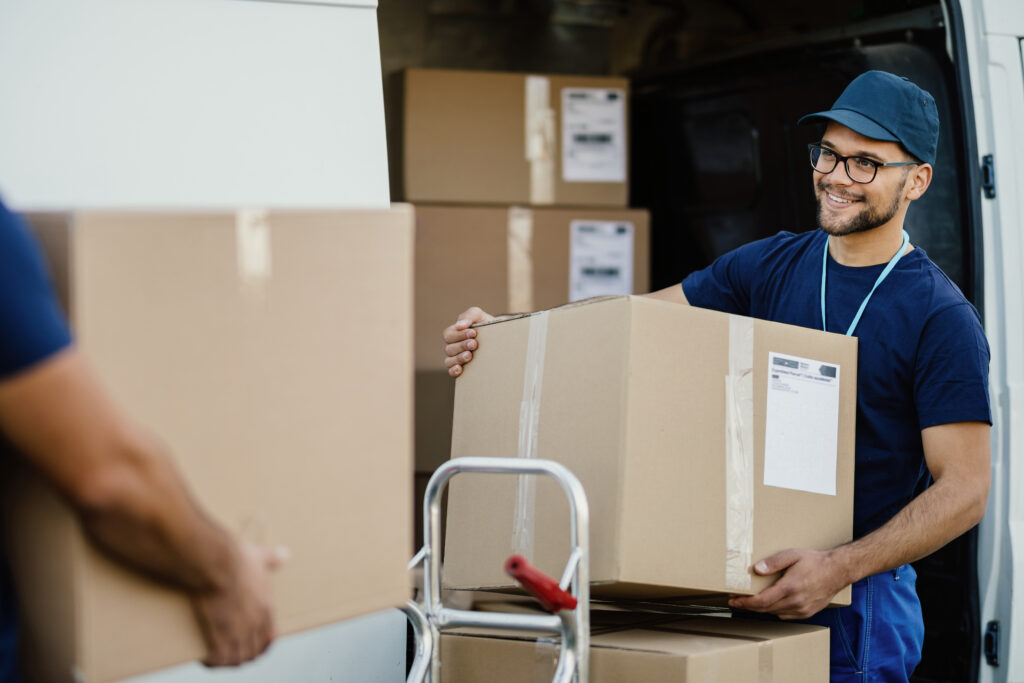 Transport Mitarbeiter beim Tragen eines Kartons