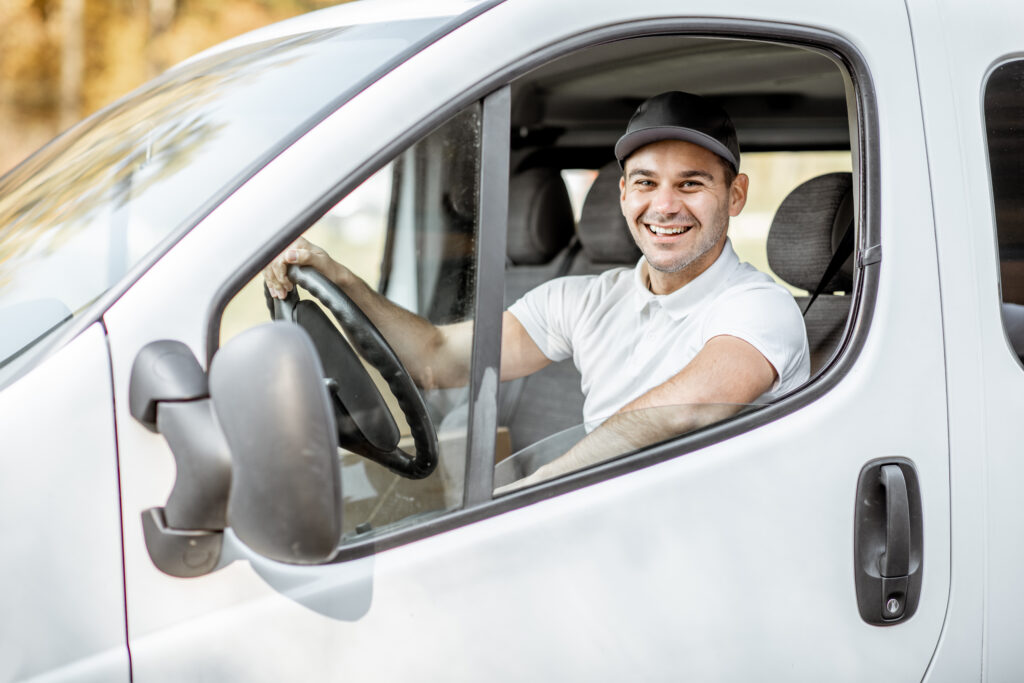 Fahrer am Steuer eines Transporters