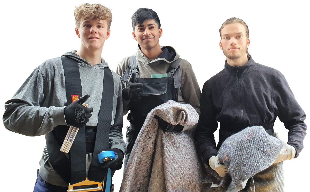 Portrait von 3 unserer jungen engagierten Mitarbeiter im Einsatz mit Umzugsequipment