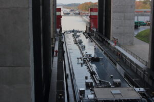 Binnenschiff bei der Ausfahrt aus dem Schiffshebewerk in Scharnebeck