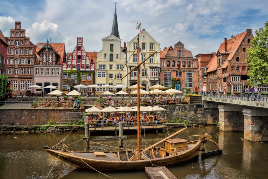 Historisches Boot in der Ilmenau am Lüneburger Stintmarkt