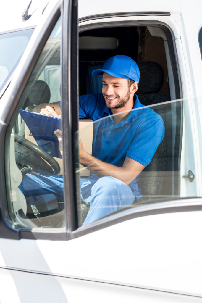 Transportfahrer mit einer Checkliste hakt abgeschlossene Aufträge ab