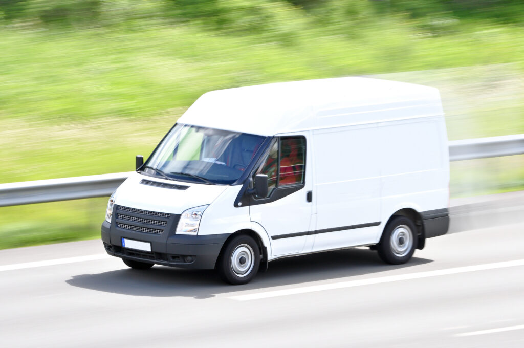 Lieferwagen fährt auf der Autobahn