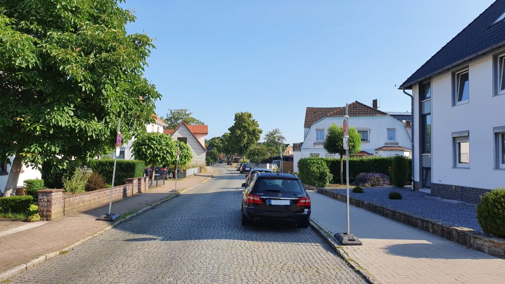 alt= "Engere Straße mit Halteverbotszone"