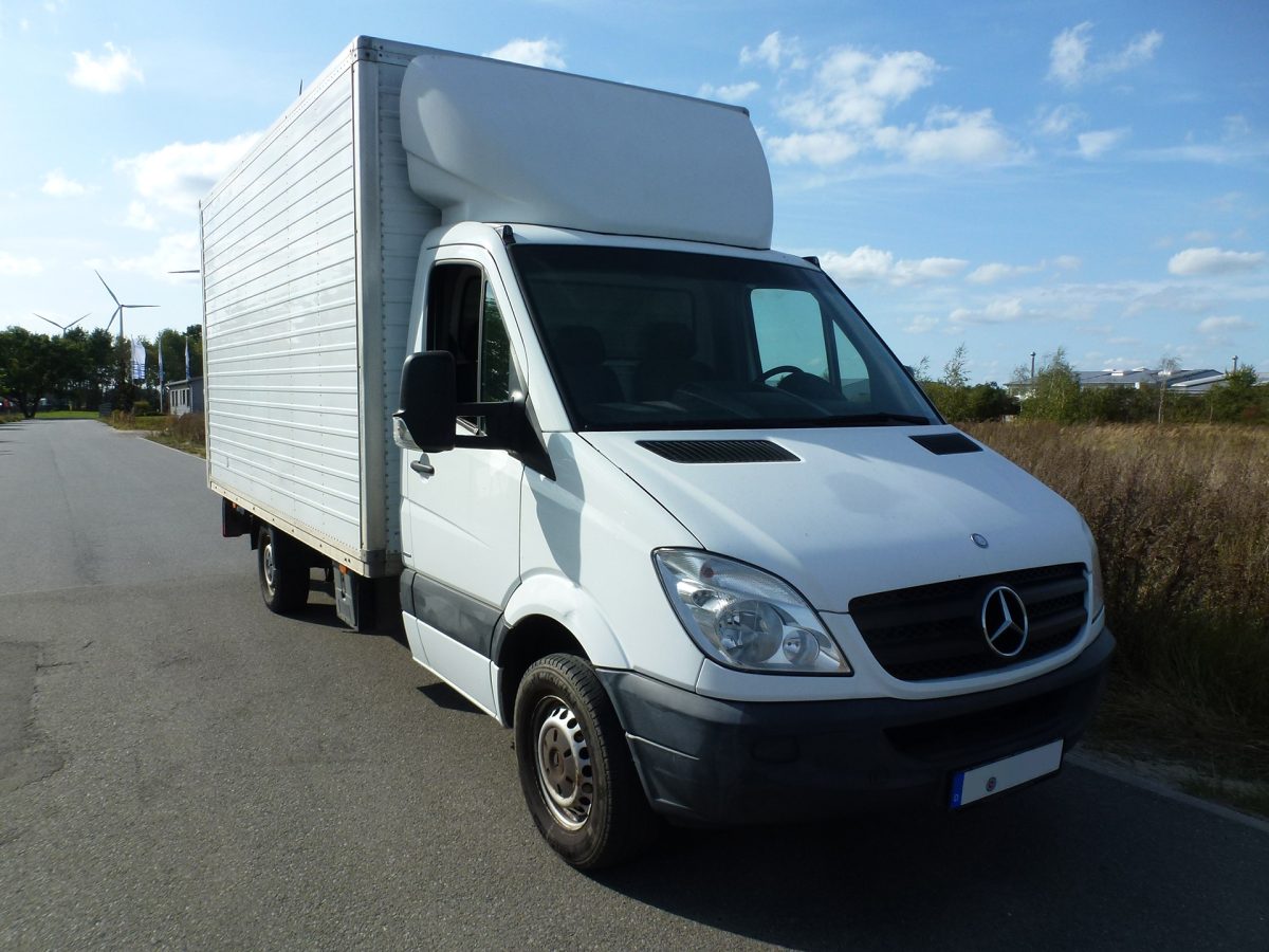 Kurierwagen Mercedes Sprinter liefert bundesweit Dokumente und Pakete aus