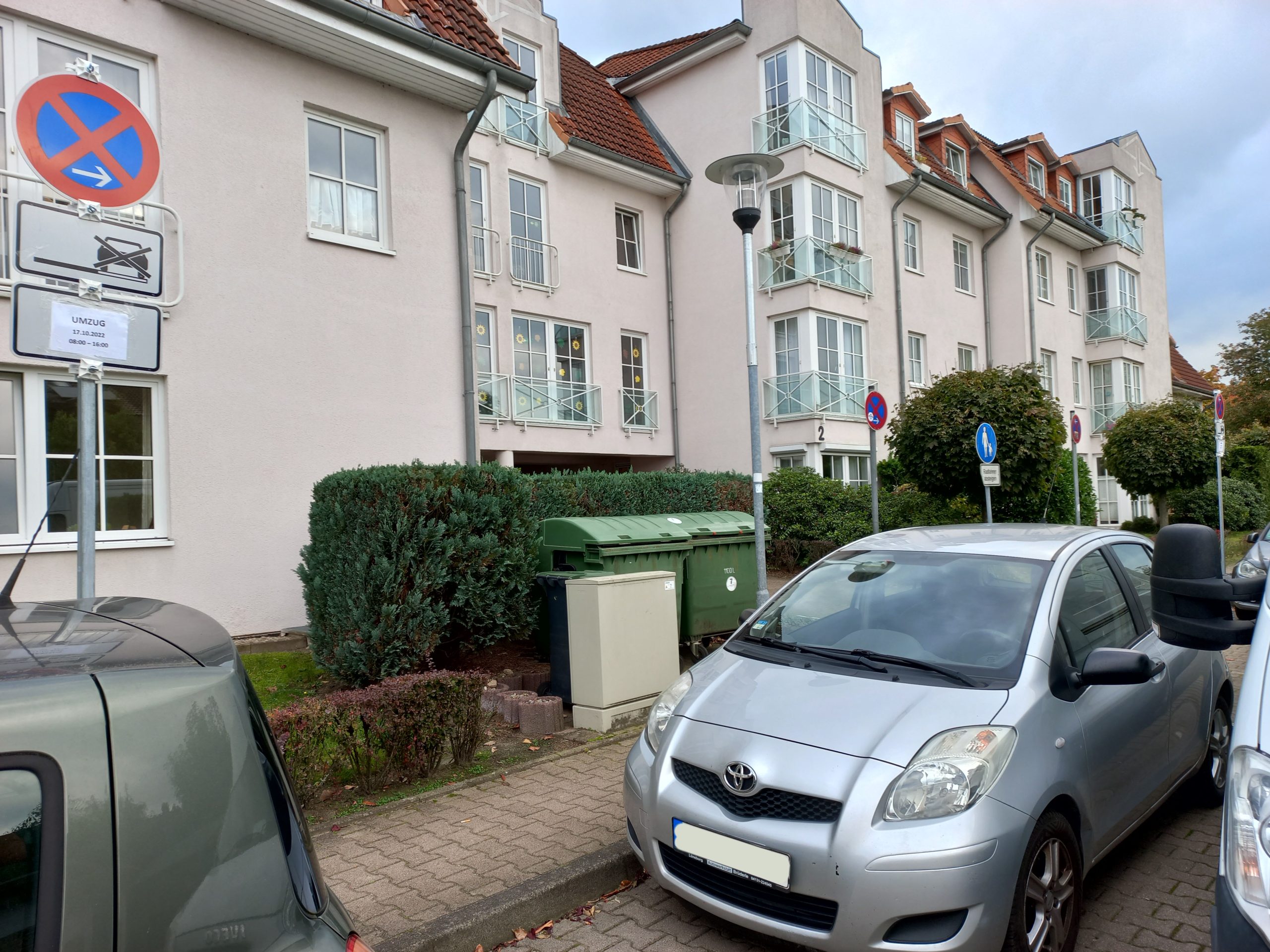 Halteverbotszone für einen Transport in einer zugeparkten Straße