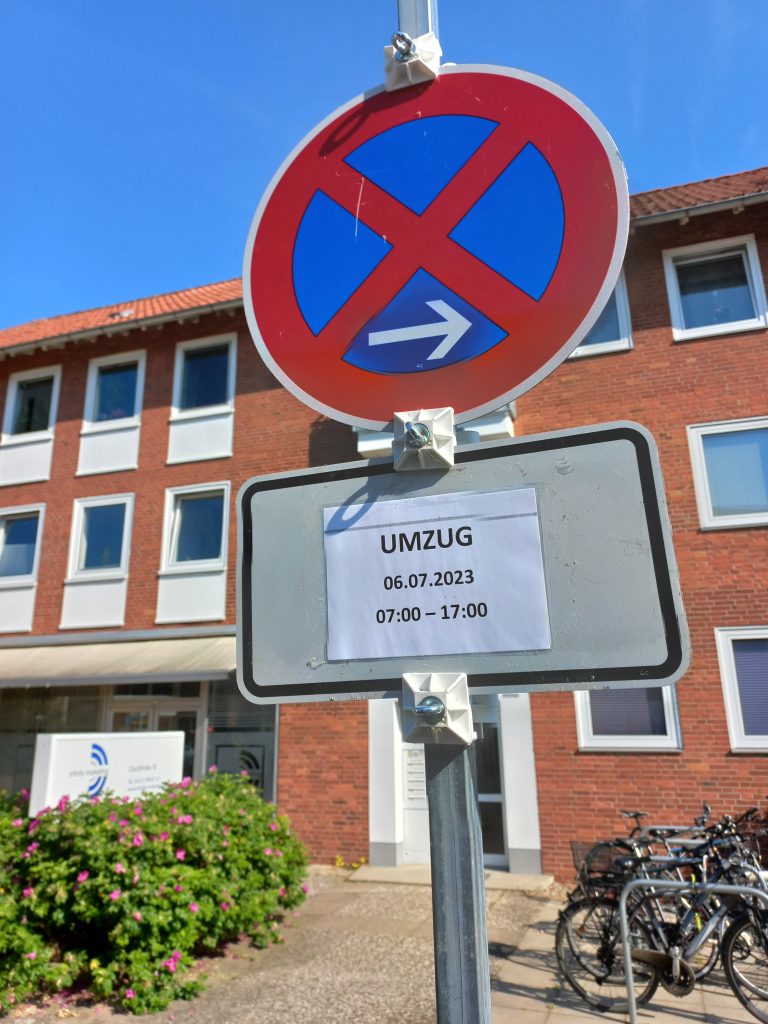 Schild einer Halteverbotszone für einen Umzugstranport vor einem Wohnhaus