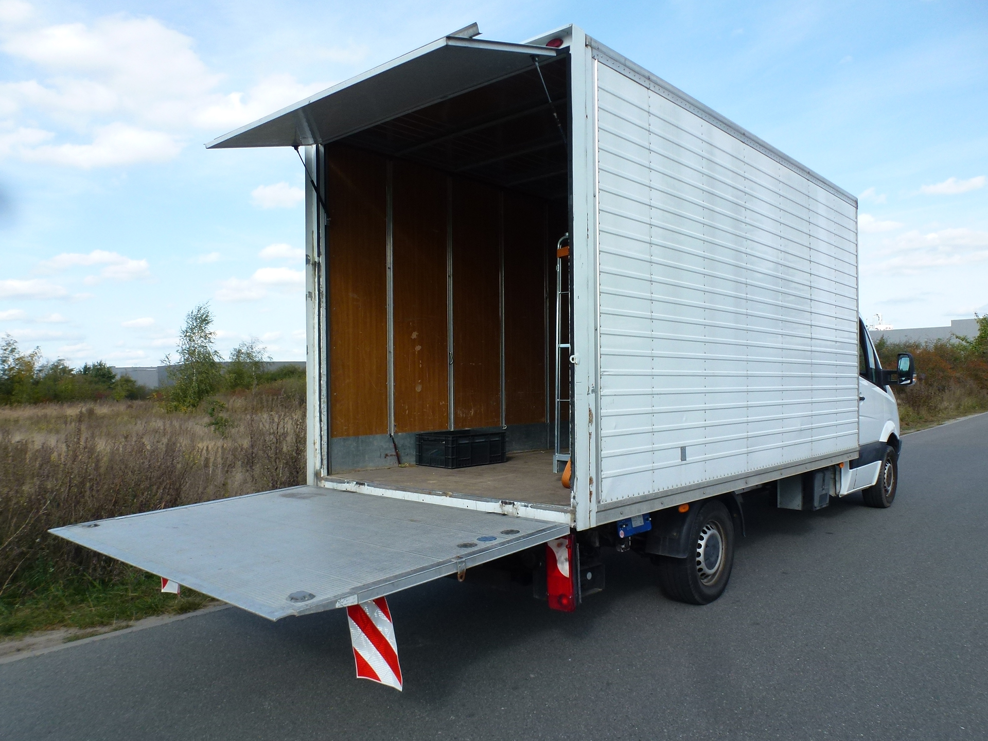 Ein LKW von Martens Transport mit geöffneter Hebebühne