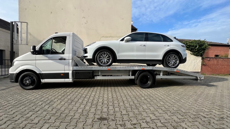 Ein Autotransporter, der ein Auto zu einem Kunden überführt